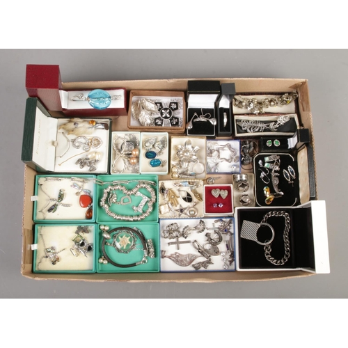 104 - A tray of assorted silver and white metal jewellery, including pheasants foot and Viking brooches, p... 