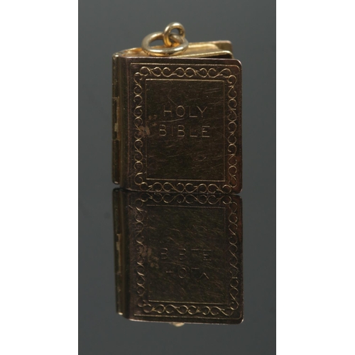 372 - A 9ct Gold charm, modelled as a 'Holy Bible', with hinged front cover. Stamped 375 to reverse. Total... 