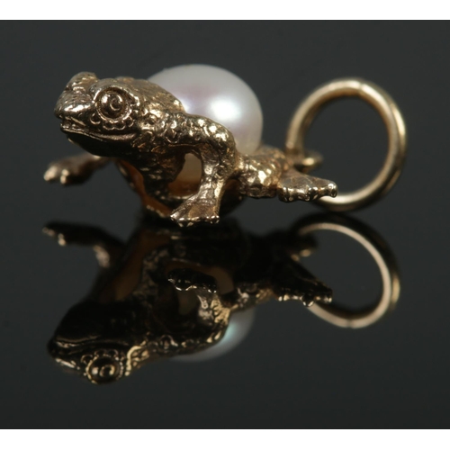 377 - A 9ct Gold charm, formed as a frog, with pearl body. Total weight: 1.3g.