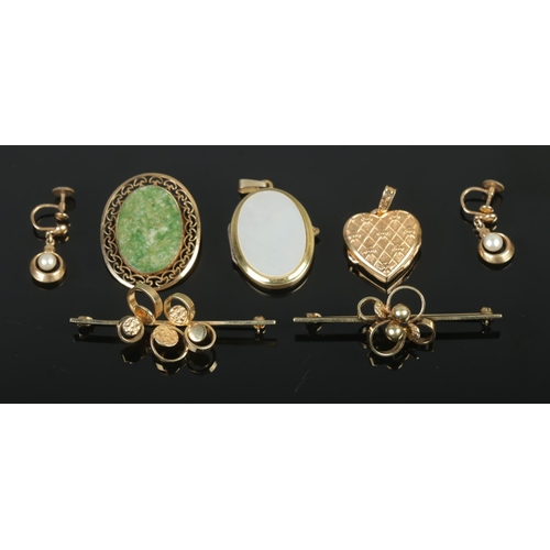 391 - A collection of rolled gold jewellery, including vintage and German examples. Contains brooches, hin... 