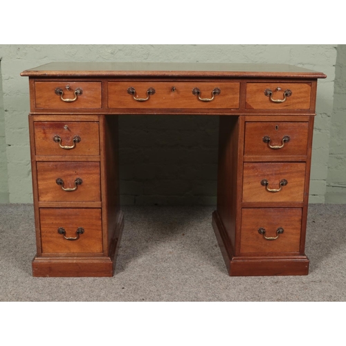 475 - A Georgian style mahogany knee hole desk featuring nine drawers. Approx. dimensions 105cm x 59cm x 7... 