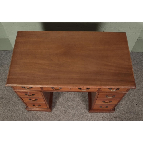 475 - A Georgian style mahogany knee hole desk featuring nine drawers. Approx. dimensions 105cm x 59cm x 7... 