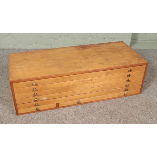 497 - A vintage plans/specimen chest with brass handles.

Hx33cm
Wx111cm
Dx48cm