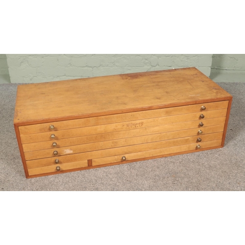 497 - A vintage plans/specimen chest with brass handles.

Hx33cm
Wx111cm
Dx48cm