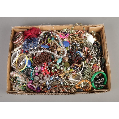 116 - A box of assorted costume jewellery to include beaded necklaces, bangles, leather bracelets, brooche... 