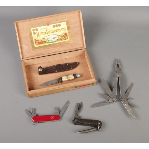 33 - A collection of assorted knives to include William Rodgers horn handled scout knife, Jack Knife mark... 