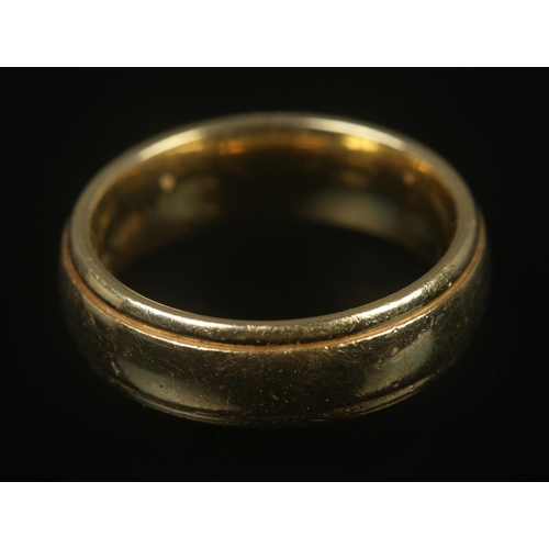 313 - An 18ct gold wedding band. Total weight 8.39g, size L.