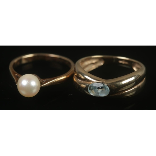 318 - Two 9ct gold rings one set with aquamarine stone and one set with single cultured pearl. Both rings ... 