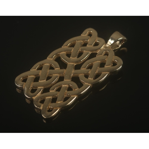 321 - A 9ct gold Celtic knot pendant. Total weight 4.20g.