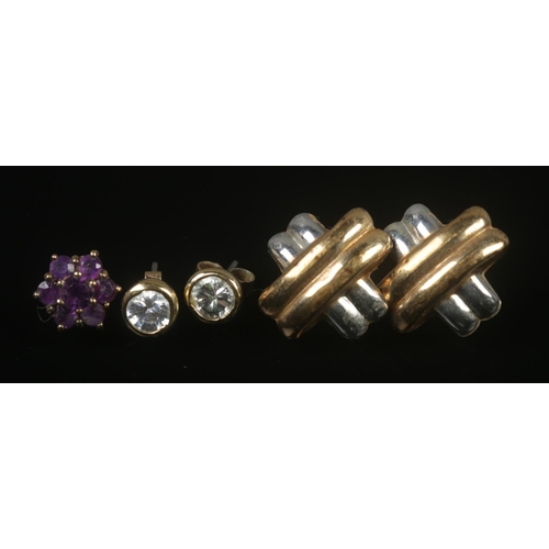 332 - A collection of 9ct gold earrings to include two pairs and one odd example. Total weight 3.44g.