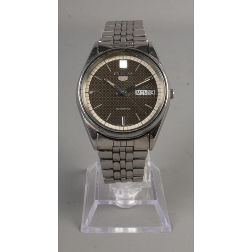 343 - A Seiko 5 automatic water resistant men's watch with black face and luminescent hands. Day and date ... 