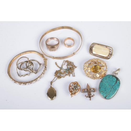 392 - A collection of assorted vintage jewellery to include rolled gold locket on chain, silver bangle, we... 