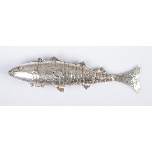 397 - A continental silver snuff box in the form of an articulated fish. Approx. length 12cm, 37.1g. Tests... 