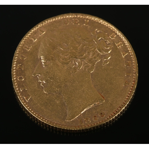 75 - A Victoria gold full sovereign with shield back, die number 2. 1869. 8g.