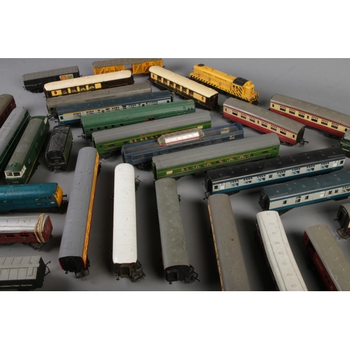 337 - A large quantity of Tri-ang Railway model trains and carriages, various models