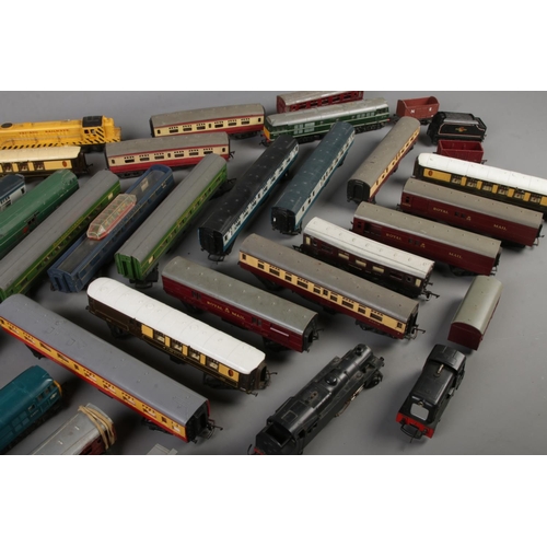 337 - A large quantity of Tri-ang Railway model trains and carriages, various models