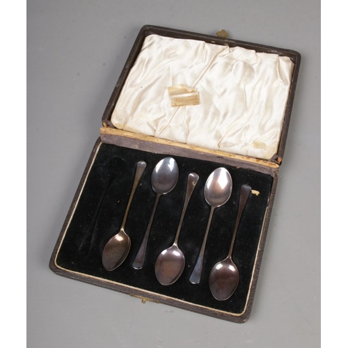 577 - A set of five silver tea spoons in case assayed Birmingham 1937. 37.5g