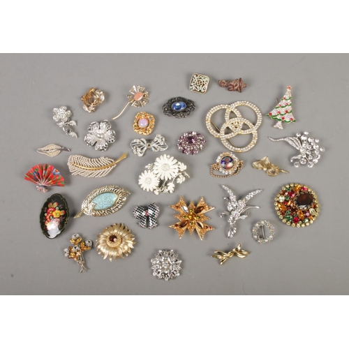 107 - A good collection of costume jewellery brooches to include floral, Christmas tree, ribbon and fan ex... 