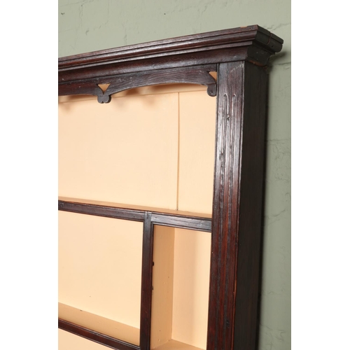 595 - An 18th century style oak dresser with cabriole legs, two deep drawers and plate rack top.

Hx208cm
... 