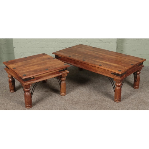 560 - A matching hardwood coffee table and side table with metal mounts.

Coffee table 
Hx40cm
Wx110cm
Dx6... 