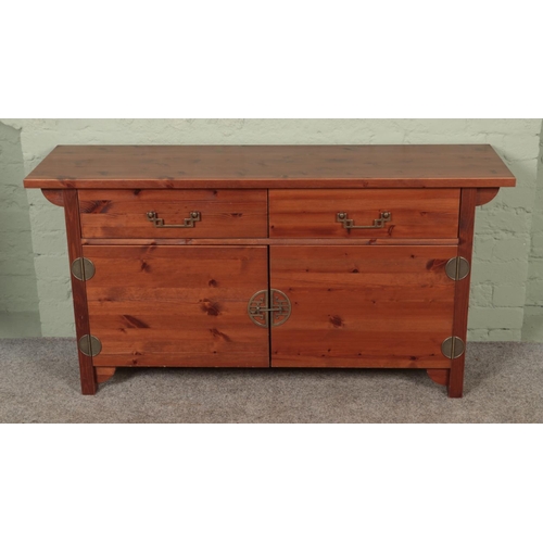 564 - A Chinese style pine side cabinet.

Hx72cm
Wx140cm
Dx40cm