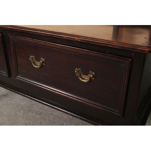 581 - An 18th century style oak dresser with cabriole legs, two deep drawers and plate rack top. Hx208cm W... 