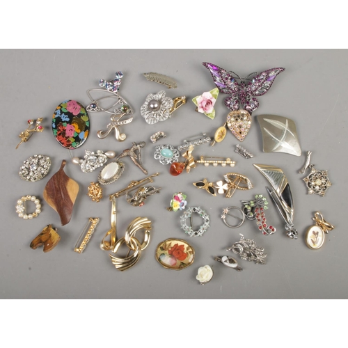 101 - A collection of 47 costume jewellery brooches.