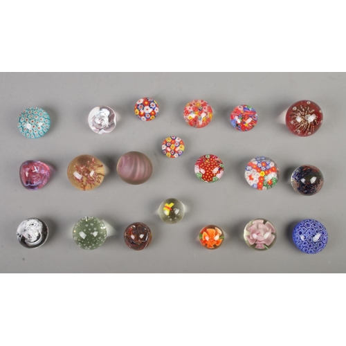 106 - A large collection of mainly glass paperweights, including several Caithness, millefiori and swirl e... 
