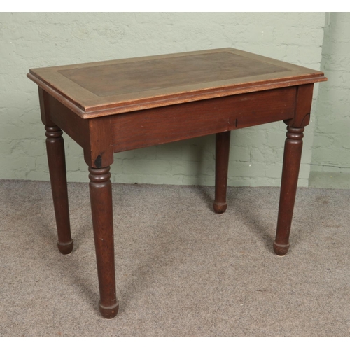 595 - An early 20th century oak table/desk.