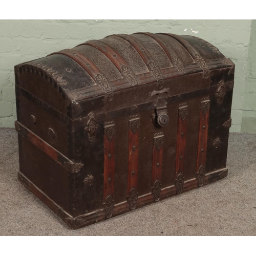 616 - A vintage American style wooden bound dome top steamer trunk. (70cm x 84cm)