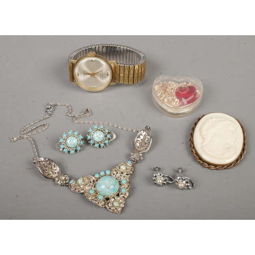 143 - A small collection of jewellery including a Waldmen Special De Luxe wristwatch, cameo brooch, earrin... 