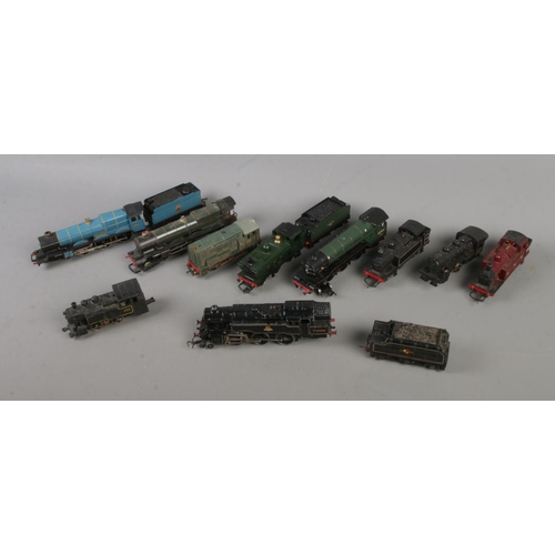 154 - Ten unboxed OO Gauge model railway locomotives to include Lima King Charles II, Bachmann Green Arrow... 