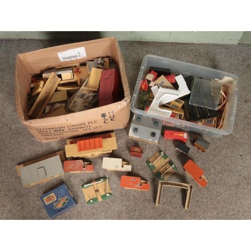 267 - A large quantity of Hornby Dublo buildings and diorama accessories.