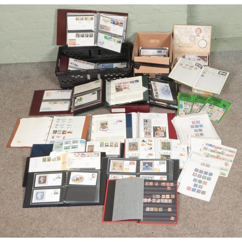 275 - A large quantity of British stamps, presentation packs and first day covers. Mostly in albums. Inclu... 