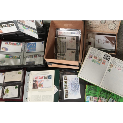 275 - A large quantity of British stamps, presentation packs and first day covers. Mostly in albums. Inclu... 