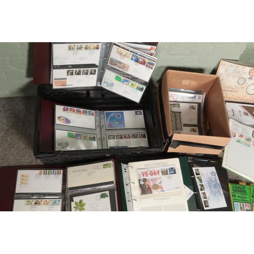 275 - A large quantity of British stamps, presentation packs and first day covers. Mostly in albums. Inclu... 