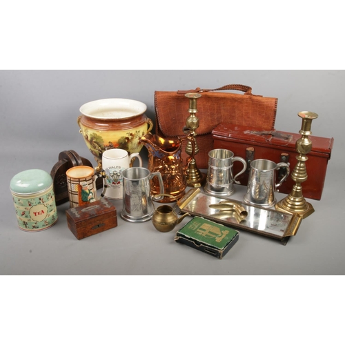 286 - A box of mixed collectables including brass candle sticks, pewter tankards, ceramic jardinière, wood... 