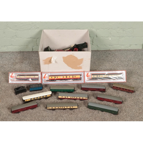 302 - A box of mostly OO gauge Tri-ang/Hornby carriages.