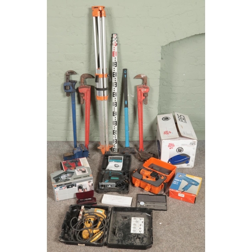 410 - A large quantity of tools. Includes Record 36 wrench, Ridgid wrenches, automatic level, Dewalt jigsa... 