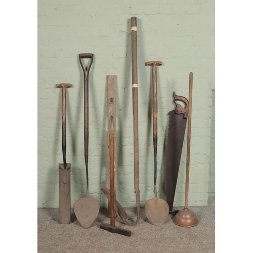 424 - A collection of vintage tools including drain spade/trenching spade, spirit level, spike maul etc