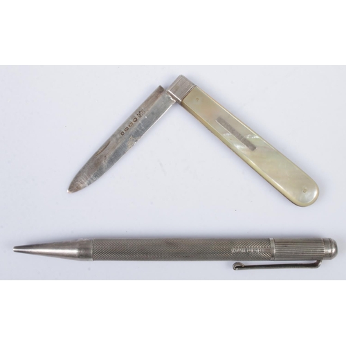 472 - A silver blade fruit knife with mother of pearl handle along with a silver propelling pencil.