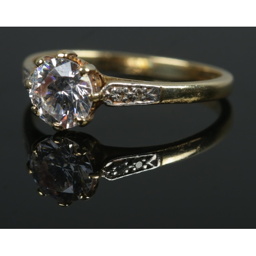 474 - An 18ct gold ring set with clear paste stones. Size M½, 2.77g.