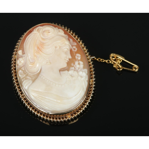 483 - A 9ct gold mounted cameo brooch depicting a maiden. Total weight 12.42g.