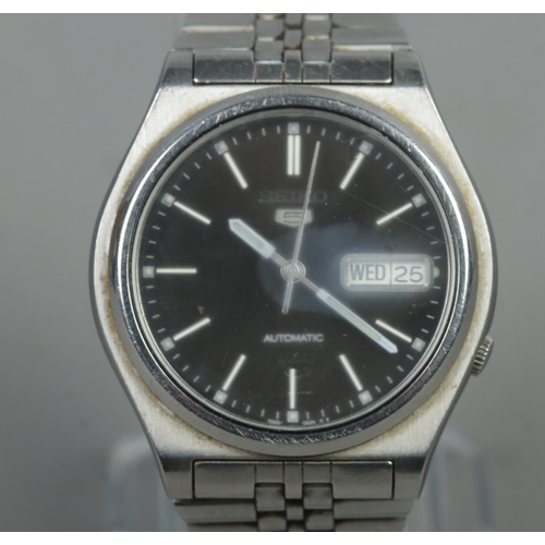 513 - A gentleman's stainless steel Seiko 5 automatic wristwatch.