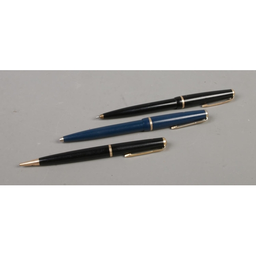 518 - Three ballpoint Parker pens, two of three working.