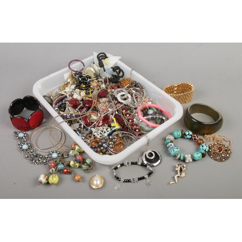 86 - A tray of costume jewellery including necklaces, bracelets, bangles etc.