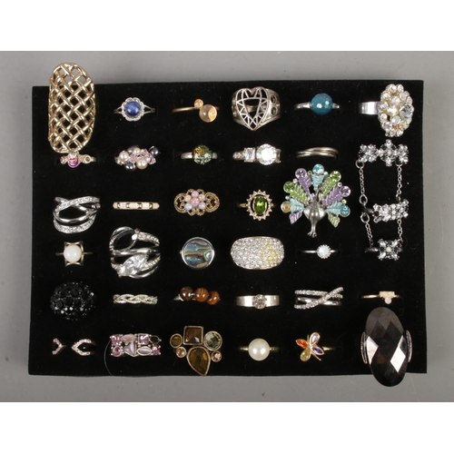 89 - A collection of 36 dress rings