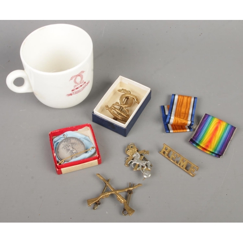 525 - A small quantity of military collectables. Includes St Lawrence College cap badge, ribbons, etc.