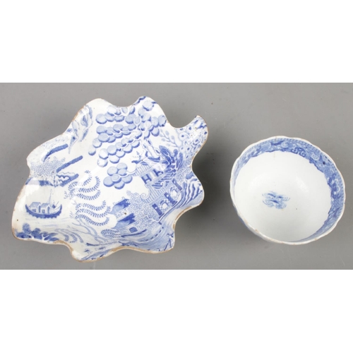 528 - An antique blue & white leaf shaped pickle dish along with a similar tea bowl.