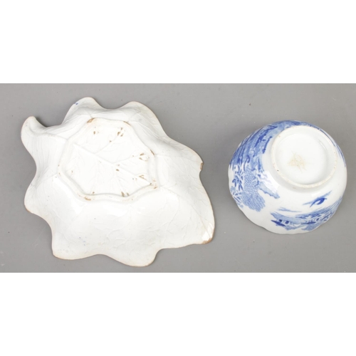 528 - An antique blue & white leaf shaped pickle dish along with a similar tea bowl.